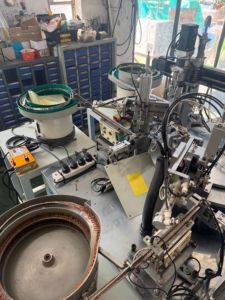 Machines d'assemblage automatiques pour composants d'extincteurs, roulettes pivotantes et amortisseurs - Product Image 1