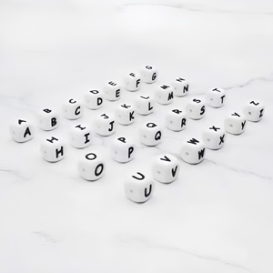Perles en silicone de qualité alimentaire, personnalisées, couleurs mélangées, carrées, en forme de cube, alphabet, pour nom de bébé, perles de dentition souples 12x12x12mm, vente en gros - Product Image 4