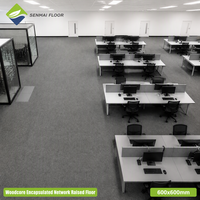 Plancher technique surélevé en bois enveloppé d'acier pour bureaux de vente au détail, avec routage utilitaire sous plancher, aménagement modulaire et finition de surface