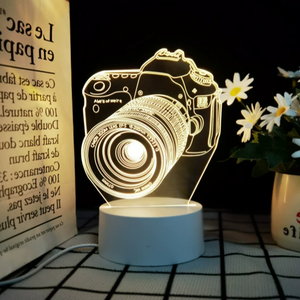 Lampe de Table LED pour Enfants, Base LED, Illusion 3D Animée, Astronaute et Appareil Photo, Corps ABS Jaune, Veilleuse USB Personnalisée Jaune, Vente en Gros - Product Image 1