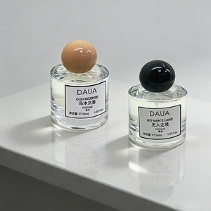 กล่องของขวัญสุดหรูหุ้มฟอยล์เงิน น้ำหอมพรีเมียมแบบพ่น 50 มล. สำหรับทุกเพศ พร้อมบริการสลักโลโก้แบบนูนลายดอกไม้ เป็นมิตรต่อสิ่งแวดล้อม น้ำหอมระดับไฮเอนด์ - Product Image 5