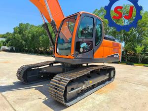 Excavatrice sur chenilles d'occasion de taille moyenne DEVELON DX210 disponible à la vente à bas prix, offrant une bonne valeur pour l'argent. - Product Image 2