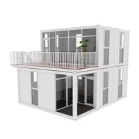 Villa modulaire préfabriquée à deux étages avec terrasse sur le toit, escalier extérieur et façade en verre pour une vie de vacances
