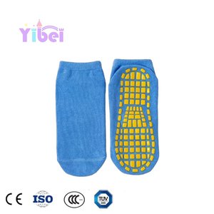 Chaussettes antidérapantes en coton Yibei pour enfants, chaussettes antidérapantes pour <span class=keywords><strong>trampoline</strong></span> pour 3 à 5 enfants dans les parcs de trampolines - Product Image 1
