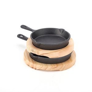 Mini poêle en fonte cocotte pré-assaisonnée avec design moderne 12cm/14cm poêle à frire de camping et plateau en bois - Product Image 1