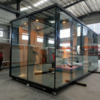 Maison préfabriquée en acier intelligente de luxe avec véranda en verre miroir et capsule de couchage pour villa