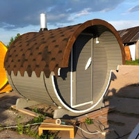 Chalet de ski moderne de luxe en bois massif avec sauna, séchoir à chaussures, grande fenêtre et vue sur la montagne