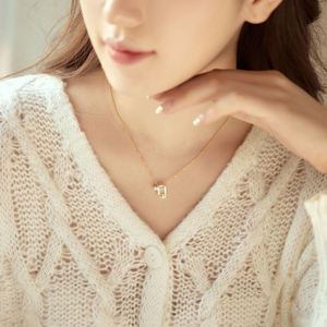 Collier pendentif élégant pour femme Dylam Top Pick, bijoux fins pour tous les jours, pierre synthétique, cristal, zircone 5A, alphabet R, dégradé - Product Image 4