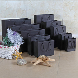 Sac en papier noir de luxe personnalisé avec logo pour emballage de vêtements de marque, idéal pour le commerce de détail - Product Image 6