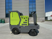 Machine de balayage autopropulsée avec suppression de la poussière par pulvérisation pour le nettoyage des entrepôts, des parcs logistiques, des centres commerciaux et des sols d'usine
