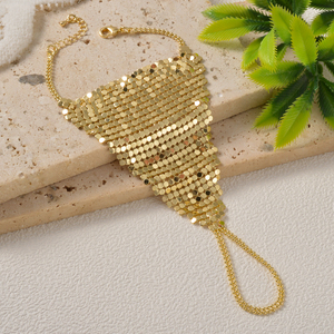 Conjunto de pulseras chapadas en oro antideslustre para mujer, con borlas integradas en el puño de malla de lentejuelas anchas y cadena de mano, venta al por mayor - Product Image 3