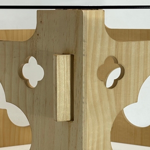 Tavolino da Caffè Rotondo in Vetro Temperato con Piano Caramello e Base in Legno Traforato Stile Rustico - Product Image 5