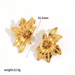Boucles d'oreilles vintage imposantes en forme de fleur, style marguerite, pour filles, idéales comme cadeau - Product Image 4