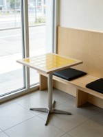 Table Basse Carrée Tendance en Céramique Colorée Style Dopamine pour Salons de Thé, Cafés et Bars à Desserts (Usage Commercial)