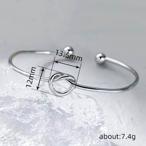 Bracciale a Nodo di Cuore per Donne, Accessorio da Polso Semplice per Uso Quotidiano, Gioiello di Moda - Product Image 3