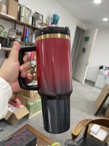 Nueva Botella de Agua de Viaje con Aislamiento al Vacío, 40oz, H2.0, Color Rojo y Verde Degradado, con Brillo y Recubrimiento Dorado Láser, para Envoltura UV, Navidad, Estados Unidos - Product Image 3