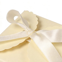 Boîtes cadeaux carrées personnalisées à motifs floraux pour mariages et anniversaires : boîtes cadeaux en papier kraft avec rubans