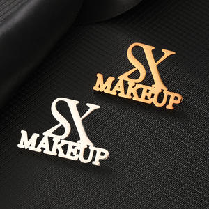 Broche personnalisée en acier inoxydable avec logo gravé, lettre évidée, émail doux, broche décorative, conception gratuite - Product Image 1