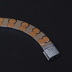Pulsera de Plata Premium, Accesorio de Moda de Diseño para Mujeres y Hombres con un Estilo Elegante y Atemporal - Product Image 1