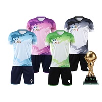 Auf Lager Atmungsaktive Schnelltrocknende Kurzarm-Fußballtrikots mit Individueller Spielername- und Nummernbedruckung für Teams und Vereine (Polyester 180g)