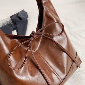 Bolso de hombro de cuero PU con asa superior y diseño de lazo para mujer - Product Image 2