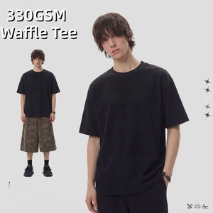 เสื้อยืดโอเวอร์ไซส์ผ้าคอตตอนผสมโพลีเอสเตอร์เนื้อวาฟเฟิลหนา 330 กรัม แบบกำหนดเอง ขายส่งเสื้อยืดผู้ชายจำนวนมาก - Product Image 1