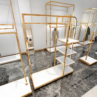 Présentoir à vêtements doré pour la vente au détail, table de présentation emboîtable, étagères à vêtements, présentoir de vêtements, mobilier pour magasin de vêtements
