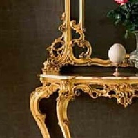 Meubles français, bois massif, feuille d'or sculptée à la main, canapé, dossier, quelques tables de foyer, tables décoratives contre le mur