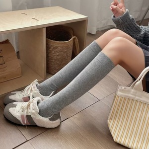 Jingwen OEM Stapel Sokken Chaussettes en coton de couleur unie, minces et mignonnes, de style universitaire, chaudes, aux genoux pour femmes, automne - Product Image 2