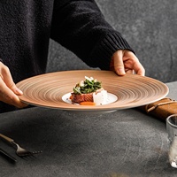 Assiette peu profonde en porcelaine à motif uni peinte à la main, style luxe léger haut de gamme, or rose, pour cuisine occidentale