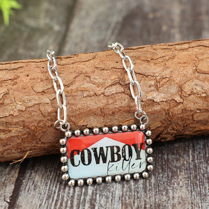 Collar con Placa de Identificación Estilo Vaquero Vintage, Colgante Retro de Esmalte Rojo y Blanco con Bloques de Color, Joyería de Estética Occidental Exclusiva y de Impacto - Product Image 1