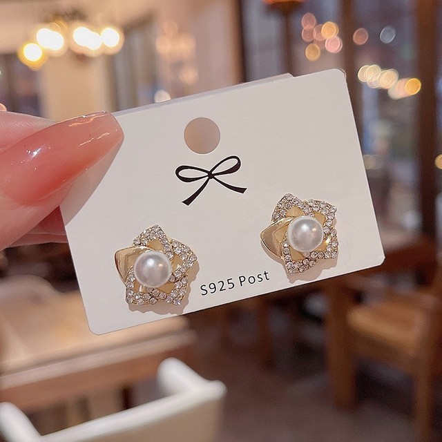 Exquisite Diamond Studded Flower Pearl Earrings Hypoallergenic Fashion Accessories