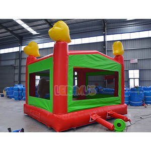 Château gonflable de style maison de rebond pour enfants sur le thème de la licorne de couleur pastel recouvert de décorations d'ailes en forme d'étoile - Product Image 5