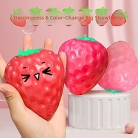 Jouet à presser grande fraise à changement de couleur activé par la lumière, simulation créative, décompression, en matériau TPR, cadeau pour 14 ans et plus