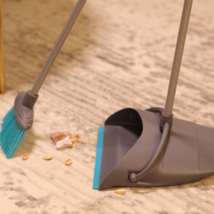 Venta caliente herramienta de limpieza del hogar doble peine dientes soporte vertical escoba recogedor conjunto mango largo recogedor de plástico cepillo plegable - Product Image 1