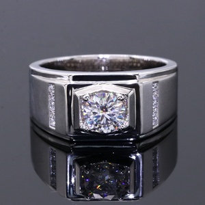 Anillo de Hombre de Plata de Ley 925 con Baño de Oro Blanco y Diamante Moissanite de Diseño Simple de 1 Quilate, Anillo de Boda para Hombre - Product Image 2