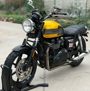 Utilisé pour la <span class=keywords><strong>Triumph</strong></span> T100 de 2014. 900 cm³. Motocyclette cruiser d'occasion de haute qualité - Product Image 1