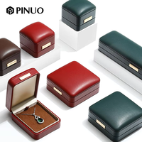 Boîte à bijoux de mariage carrée moderne en cuir PU, gravée avec logo personnalisé, faite à la main, avec fermeture à rabat, service OEM, pour boucles d'oreilles et bagues Pinuo
