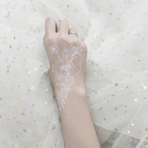 Autocollants de <span class=keywords><strong>tatouage</strong></span> au henné blanc conception de <span class=keywords><strong>dentelle</strong></span> pour le visage, la main, le <span class=keywords><strong>bras</strong></span> et la clavicule, tatouages temporaires de transfert d'eau avec film PET - Product Image 4