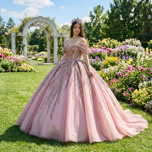 ชุดราตรีงาน Quinceanera สีชมพู รุ่น Dy6966 ผ้าชีฟอง แต่งลูกไม้สีทอง ประดับด้วย Appliques คอรูปหัวใจ ทรงวัตโต้ เหมาะสำหรับงานฉลองอายุ 15 ปี และงาน Sweet 16 - Product Image 1