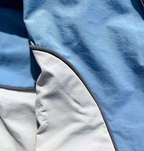 ชุดกีฬาผู้ชายแบบมีฮู้ด แจ็คเก็ตไนลอนกันลม แห้งเร็ว สีสันตัดกัน ซิปหน้า พร้อมกางเกงขายาว - Product Image 3