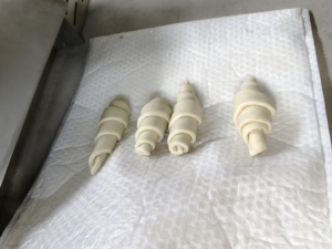 Machine à rouler la pâte à croissants <span class=keywords><strong>au</strong></span> <span class=keywords><strong>chocolat</strong></span> miniature, machine à façonner les croissants, machine à faire des croissants semi-automatique - Product Image 2