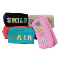 Nouvelle pochette à maquillage personnalisée pour femmes grande capacité style broderie lettre en couleur avec fermeture éclair pochette à bonbons en nylon avec logo sac cosmétique