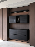 Buffet suspendu en placage de bois profond à coins arrondis de style italien, vitrine intégrée avec bande lumineuse, armoire sur mesure pour toute la maison