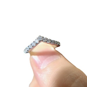 Anello a fascia sottile a forma di V dal design minimalista per donna - Product Image 5