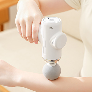 Pistola de masaje portátil recargable con 4 cabezales de masaje para aliviar el dolor de cuello y hombros - Product Image 1