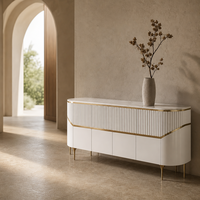 Buffet de luxe moderne avec base en or titane, corps en MDF laqué et plateau en pierre frittée pour salle à manger