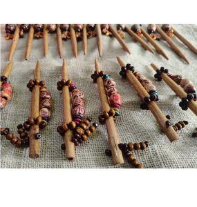 Pinza para el pelo de madera premium hecha a mano con textura de grano natural para peinados étnicos y modernos - Product Image 3