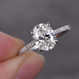 แหวนเงินแท้ 925 ประดับโมอิสซาไนต์ทรงรี 6x8 มม. ชุบโรเดียม ตัวเรือนแบบกรงเล็บ รับรองโดยผู้เชี่ยวชาญ สำหรับทุกเพศ เหมาะสำหรับงานปาร์ตี้ - Product Image 2