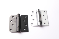 Charnière de porte à ressort d'angle encastrée moderne en acier inoxydable 304 satiné, épaisseur 2 mm, angle d'ouverture 180°, vente en gros sur mesure